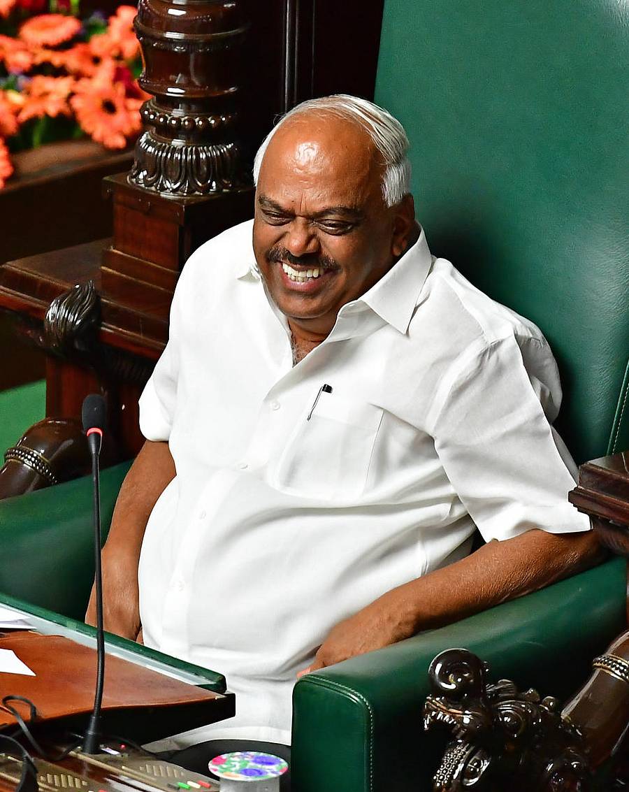 ಶುಕ್ರವಾರ ಆರಂಭಗೊಂಡ ವಿಧಾನಸಭಾ ಅಧಿವೇಶನದಲ್ಲಿ ಸ್ಪೀಕರ್ ರಮೇಶ್ಕುಮಾರ್ ಅವರು ಶಾಸಕರ ಮಾತಿಗೆ ಪ್ರತಿಕ್ರಿಯಿಸಿದ ರೀತಿ –ಪ್ರಜಾವಾಣಿ ಚಿತ್ರ/ಕೃಷ್ಣಕುಮಾರ್ ಪಿ.ಎಸ್-Photo/ Krishnakumar P S