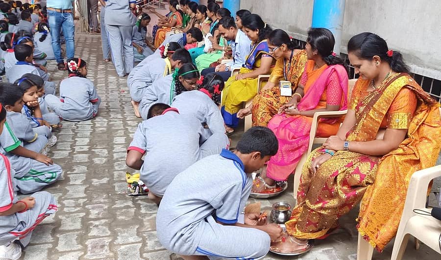 ವಿದ್ಯಾರ್ಥಿಗಳು ಗುರುಗಳ ಪಾದಕ್ಕೆ ಪೂಜೆ ಸಲ್ಲಿಸಿದರು