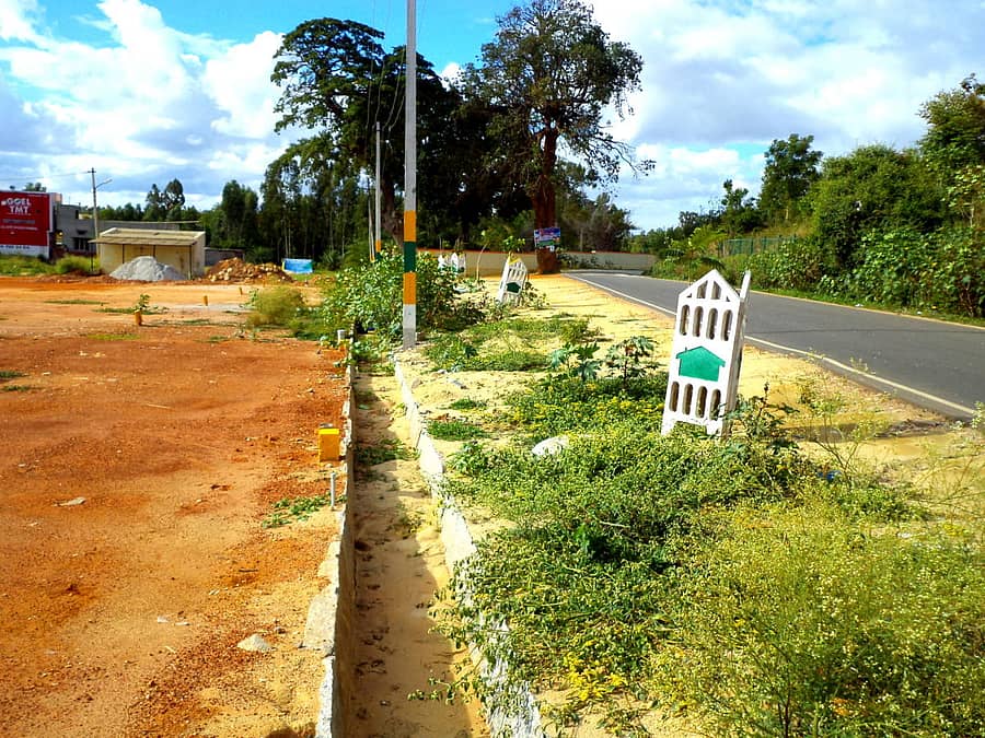 ಕೆರೆಯ ತೂಬನ್ನು ಮುಚ್ಚಿರುವುದು