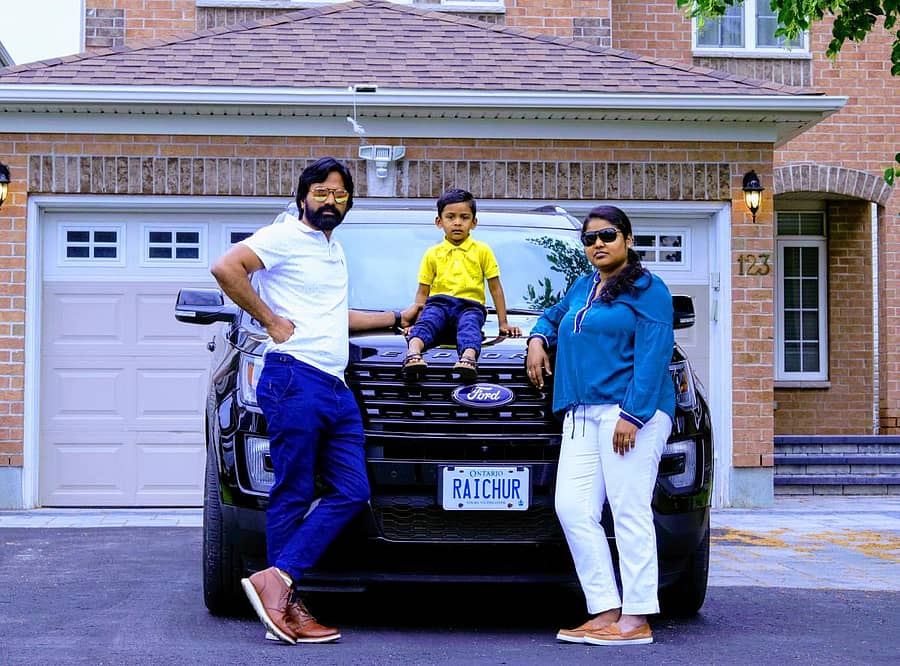 ಕೆನಡಾದಲ್ಲಿ ’ರಾಯಚೂರು’ ನಾಮಫಲಕ ಅಳವಡಿಸಿಕೊಂಡ ಕಾರಿನೊಂದಿಗೆ ರಾಯಚೂರಿನ ಅಶೋಕ ಅಯ್ಯಾಳಪ್ಪ ಅವರು ಪತ್ನಿ ಮತ್ತು ಮಗುವಿನೊಂದಿಗೆ...