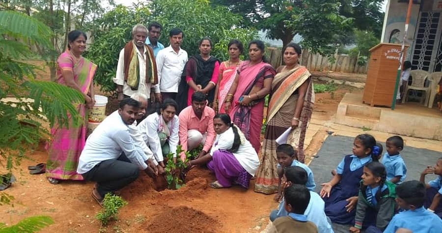 ಕಾರ್ಯಕ್ರಮದಲ್ಲಿ ಶಾಲೆಯ ಆವರಣದಲ್ಲಿ ಗಿಡಗಳನ್ನು ನೆಡಲಾಯಿತು.