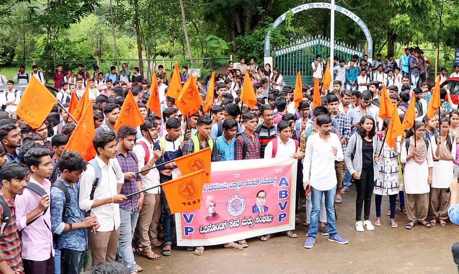 ಶಿವಮೊಗ್ಗ ಸಹ್ಯಾದ್ರಿ ಕಾಲೇಜಿನಲ್ಲಿ ವಿದ್ಯಾರ್ಥಿಗಳಿಗೆ ಮೂಲಸೌಕರ್ಯ ಕಲ್ಪಿಸಬೇಕು ಎಂದು ಆಗ್ರಹಿಸಿ ಎಬಿವಿಪಿ ಕಾರ್ಯಕರ್ತರು ಮಂಗಳವಾರ ಪ್ರತಿಭಟನೆ ನಡೆಸಿದರು.