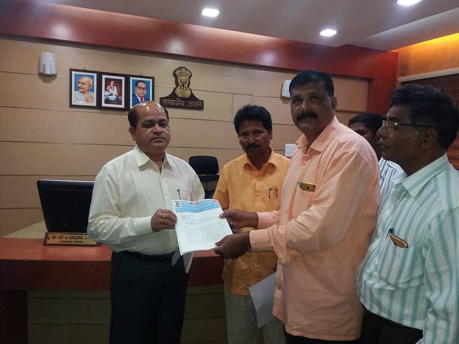 ಬೆಳಗಾವಿಯಲ್ಲಿ ಪರಿಶಿಷ್ಟರ ಹಾಸ್ಟೆಲ್ಗಳಲ್ಲಿ ಮೂಲಸೌಲಭ್ಯ ಕಲ್ಪಿಸುವಂತೆ ಆಗ್ರಹಿಸಿ ದಸಂಸ ಮುಖಂಡರು ಜಿಲ್ಲಾಧಿಕಾರಿ ಡಾ.ಎಸ್.ಬಿ. ಬೊಮ್ಮನಹಳ್ಳಿ ಅವರಿಗೆ ಮಂಗಳವಾರ ಮನವಿ ಸಲ್ಲಿಸಿದರು