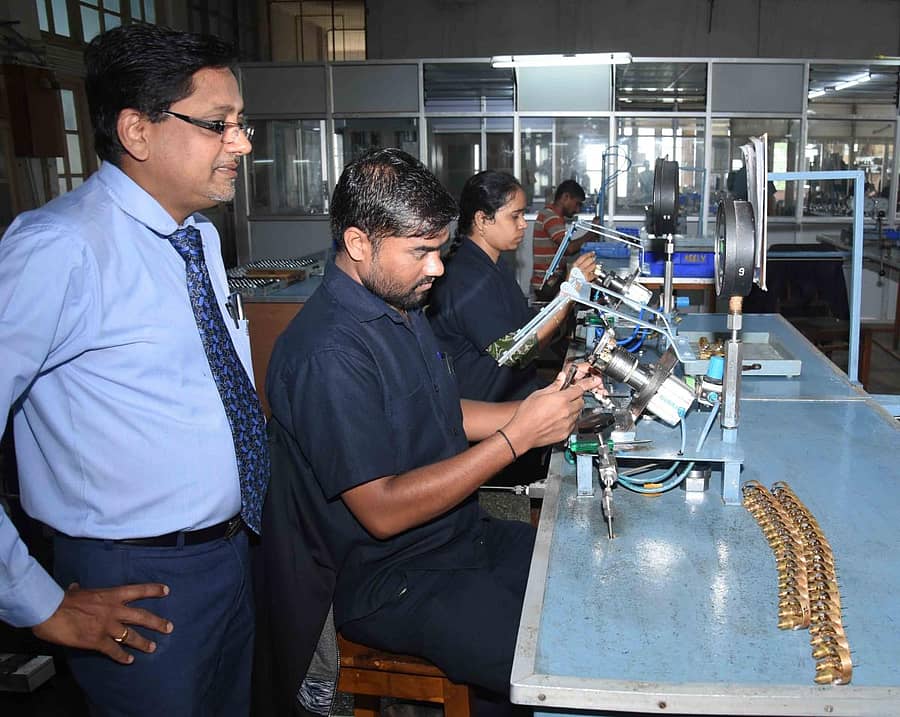 ಧಾರವಾಡದ ತೈವಾಕ್‌ ಕಂಪನಿಯಲ್ಲಿ ಪ್ರೆಷರ್ ಗೇಜ್‌ ತಯಾರಿಕಾ ಘಟಕದಲ್ಲಿನ ಉಪಕರಣ ಪರೀಕ್ಷೆ ವೀಕ್ಷಿಸುತ್ತಿರುವ ವಿ. ಸುರೇಶ ಬಾಬು