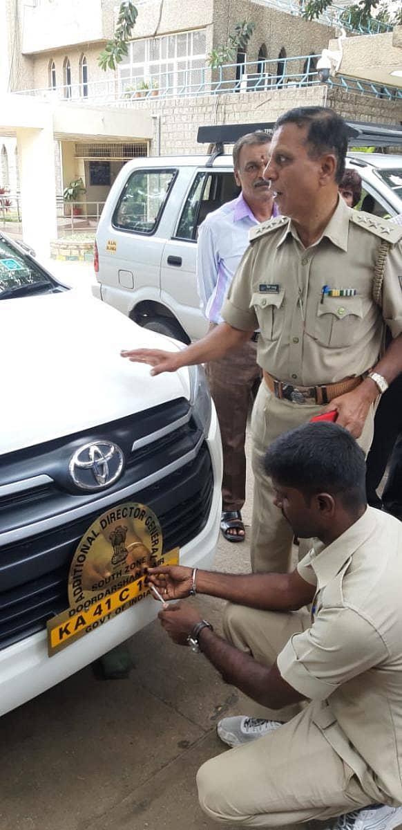 ಫಲಕ ತೆರವುಗೊಳಿಸುತ್ತಿರುವ ಆರ್ಟಿಒ ಸಿಬ್ಬಂದಿ