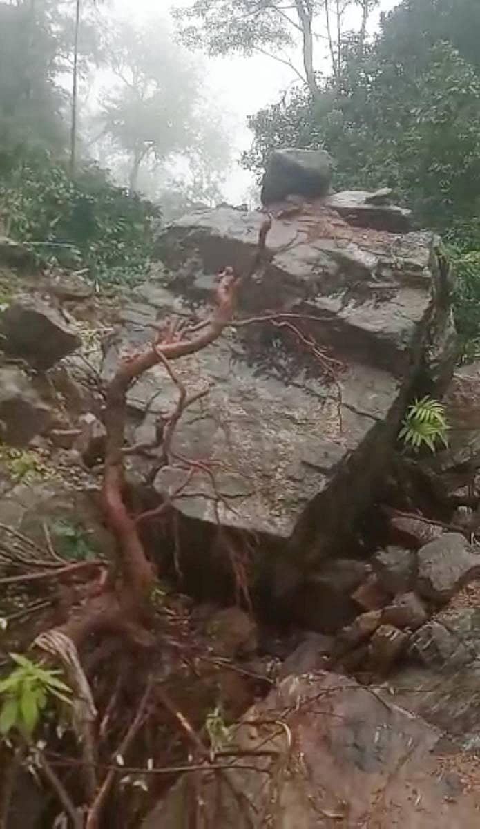 ಮಡಿಕೇರಿ ತಾಲ್ಲೂಕಿನ ಕರ್ತೋಜಿ ಬಳಿ ಬೆಟ್ಟದಿಂದ ಉರುಳಿರುವ ಬಂಡೆ