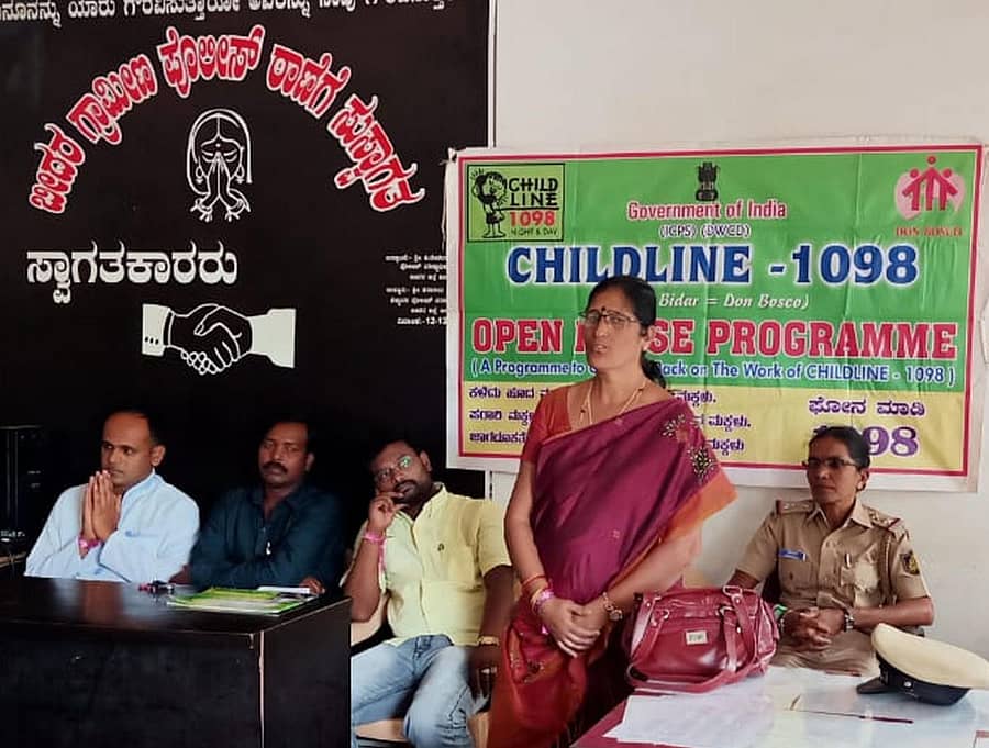 ಡಾನ್ ಬೊಸ್ಕೊ ಸಂಸ್ಥೆಯ ಸಂಚಾಲಿತ ಮಕ್ಕಳ ಸಹಾಯವಾಣಿ 1098 ವತಿಯಿಂದ ಬೀದರ್‌ ನಗರದ ನೌಬಾದ್‌ನ ಗ್ರಾಮೀಣ ಪೊಲೀಸ್ ಠಾಣೆಯಲ್ಲಿ ಗುರುವಾರ ಆಯೋಜಿಸಿದ್ದ ತೆರೆದ ಮನೆ ಕಾರ್ಯಕ್ರಮದಲ್ಲಿ ಮುಖ್ಯ ಶಿಕ್ಷಕಿ ಚಂದ್ರಕಲಾ ಮೊಳಕೇರಿ ಮಾತನಾಡಿದರು. ನೆಲ್ಸನ್ ರಾಚೆ, ಸಂಜುಕುಮಾರ ಡಾಕುಳಗಿ, ಸಾವನ್ ವಾಗ್ಲೆ, ಪದ್ಮಾವತಿ ಇದ್ದರು