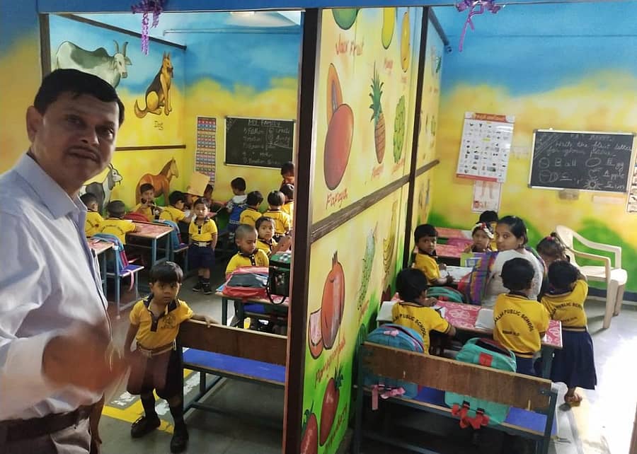 ಬೀದರ್‌ನ ಮಾಧವನಗರದಲ್ಲಿ ಅನಧಿಕೃತವಾಗಿ ನಡೆಯುತ್ತಿದ್ದ ಖಾಲ್ಸಾ ಪಬ್ಲಿಕ್ ಶಾಲೆಗೆ ಜಿಲ್ಲಾ ಪಂಚಾಯಿತಿ ಮುಖ್ಯ ಕಾರ್ಯನಿರ್ವಹಣಾಧಿಕಾರಿ ಮಹಾಂತೇಶ ಬೀಳಗಿ ಗುರುವಾರ ಭೇಟಿ ನೀಡಿ ಪರಿಶೀಲಿಸಿದರು