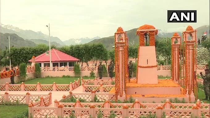 ಜಮ್ಮು ಮತ್ತು ಕಾಶ್ಮಿರದ ಡ್ರಾಸ್ನಲ್ಲಿ ನಿರ್ಮಿಸಿರುವ ಕಾರ್ಗಿಲ್ ಯುದ್ಧದ ಹುತಾತ್ಮ ಯೋಧರ ಸ್ಮಾರಕ . ಚಿತ್ರ; ಎಎನ್ಐ ಟ್ವೀಟ್