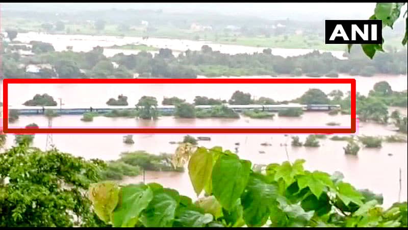 ರೈಲು ಹಳಿ ಜಲಾವೃತವಾಗಿರುವ ಕಾರಣ ಬಾದಲ್ಪುರ–ವಂಗಾನಿ ಮಧ್ಯೆ 700ಕ್ಕೂ ಹೆಚ್ಚು ಪ್ರಯಾಣಿಕರಿದ್ದ ಮಹಾಲಕ್ಷ್ಮೀ ಎಕ್ಸ್ಪ್ರೆಸ್ ಪ್ರವಾಹದ ನೀರಿನ ಮಧ್ಯೆ ಸಿಲುಕಿದೆ. ಚಿತ್ರ: ಎನ್ಎನ್ಐ ಟ್ವೀಟ್