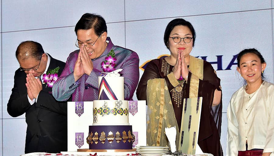 ಥಾಯ್‌ ಏರ್‌ವೇಸ್‌ನ ಬೆಂಗಳೂರು ವಿಮಾನಯಾನ ಆರಂಭವಾಗಿ 15 ವರ್ಷ ಪೂರ್ಣಗೊಂಡ ಪ್ರಯುಕ್ತ ಬೆಂಗಳೂರಿನಲ್ಲಿ ಶುಕ್ರವಾರ ನಡೆದ ಸಮಾರಂಭದಲ್ಲಿ ಥಾಯ್ಲೆಂಡ್‌ ರಾಯಭಾರಿ ಚುಟನ್‌ಟಾರ್ನ್‌ ಗಾಂಗ್‌ಸಕ್ಡಿ (ಎಡದಿಂದ 1ನೆಯವರು) ಸಭಿಕರಿಗೆ ನಮಸ್ಕರಿಸಿದರು. -- – ಪ್ರಜಾವಾಣಿ ಚಿತ್ರ