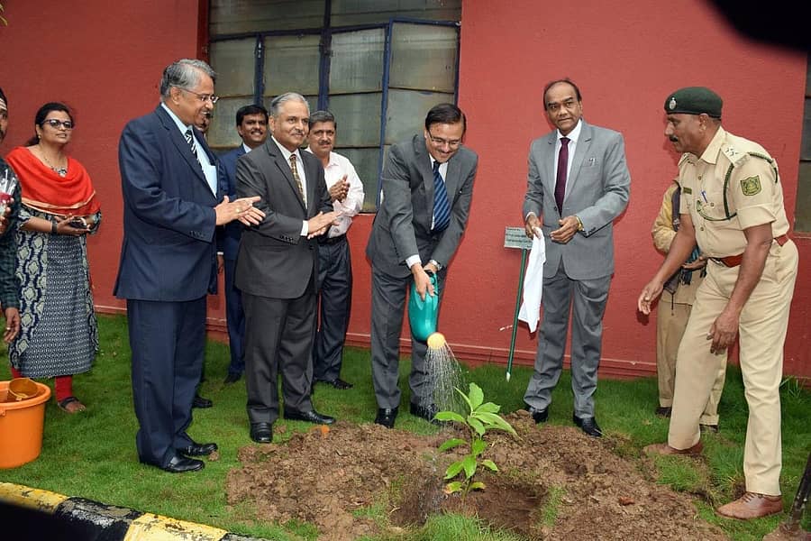 ಧಾರವಾಡದ ಜಿಲ್ಲಾ ನ್ಯಾಯಾಲಯಕ್ಕೆ ಶನಿವಾರ ಭೇಟಿ ನೀಡಿದ ಮುಖ್ಯ ನ್ಯಾಯಮೂರ್ತಿ ಅಭಯ ಓಕಾ ಅವರು ಸಸಿ ನೆಟ್ಟು ನೀರುಣಿಸಿದರು. ವಿ.ಶ್ರೀಶಾನಂದ, ನ್ಯಾ. ದಿನೇಶ ಕುಮಾರ, ಈಶಪ್ಪ ಕೆ. ಭೂತೆ ಹಾಗೂ ಇತರರು ಇದ್ದಾರೆ.