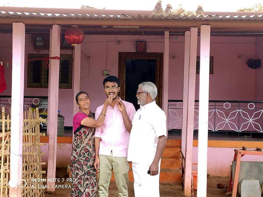 ಹೆಬ್ಬಾಳದ ಮನೆಯಲ್ಲಿ ಚೇತನ್ಗೆ ಸಿಹಿ ತಿನ್ನಿಸಿ ಸಂಭ್ರಮಿಸಿದ ಪೋಷಕರು