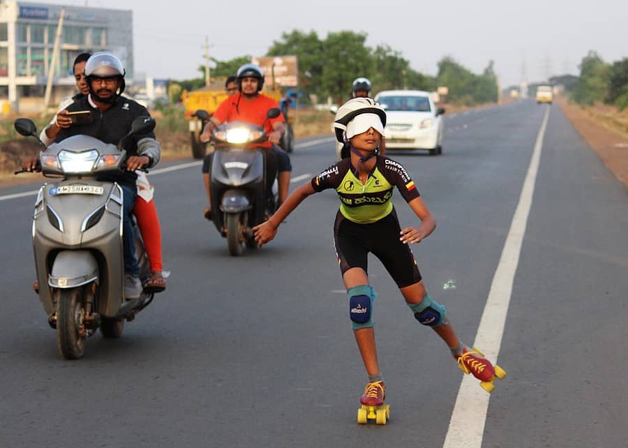 ಹುಬ್ಬಳ್ಳಿಯಲ್ಲಿ ಕಣ್ಣಿಗೆ ಬಟ್ಟೆ ಕಟ್ಟಿಕೊಂಡು ಸ್ಕೇಟಿಂಗ್ ಸಾಹಸ ಪ್ರದರ್ಶಿಸಿದ ಓಜಲ್ ನಲವಡಿ