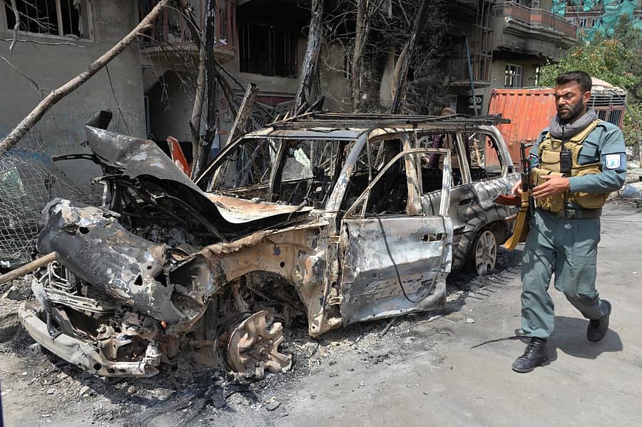 ಸ್ಫೋಟಗೊಂಡ ಕಾರಿನ ಮುಂಭಾಗದಲ್ಲಿ ಅಫ್ಘಾನ್ ಭದ್ರತಾ ಸಿಬ್ಬಂದಿ –ಎಎಫ್ಪಿ ಚಿತ್ರ