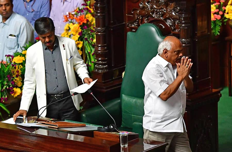 ಸ್ಪೀಕರ್ ಸ್ಥಾನಕ್ಕೆ ರಾಜೀನಾಮೆ ಸಲ್ಲಿಸಿದ ಬಳಿಕ ಸದನದಿಂದ ನಿರ್ಗಮಿಸಿದ ರಮೇಶ್ ಕುಮಾರ್– ಪ್ರಜಾವಾಣಿ ಚಿತ್ರ