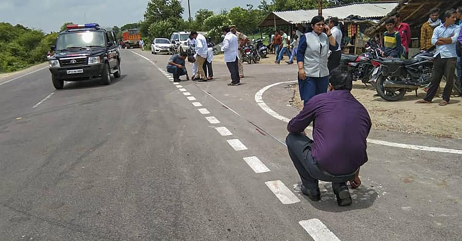 ಅಪಘಾತ ಸಂಭವಿಸಿದ ಪ್ರದೇಶದಲ್ಲಿ ಪೊಲೀಸರು ಸೋಮವಾರ ತಪಾಸಣೆ ನಡೆಸಿದರು