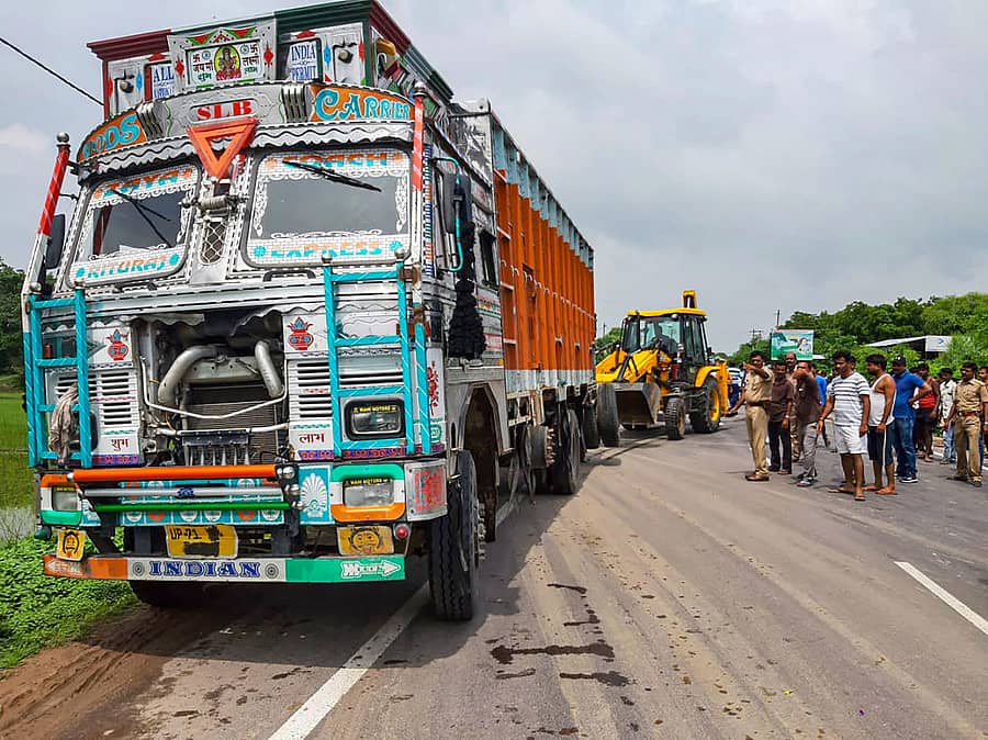ಅಪಘಾತಕ್ಕೆ ಕಾರಣವಾದ ಲಾರಿಯ ನೋಂದಣಿ ಫಲಕಕ್ಕೆ ಕಪ್ಪು ಬಣ್ಣ ಬಳಿದು, ನೋಂದಣಿ ಸಂಖ್ಯೆಯನ್ನು ಮರೆಮಾಚಲಾಗಿತ್ತು –ಪಿಟಿಐ ಚಿತ್ರ