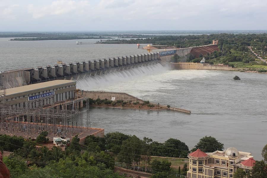 ಆಲಮಟ್ಟಿ ಜಲಾಶಯದಿಂದ ಮಂಗಳವಾರ ಎಲ್ಲ 26 ಗೇಟ್‌ಗಳು ಹಾಗೂ ಕೆಪಿಸಿಎಲ್‌ ಮೂಲಕ 1.63 ಲಕ್ಷ ಕ್ಯುಸೆಕ್‌ ನೀರನ್ನು ನದಿ ತಳಪಾತ್ರಕ್ಕೆ ಹರಿಬಿಡಲಾಯಿತು. ಪ್ರಜಾವಾಣಿ ಚಿತ್ರ‌/ಚಂದ್ರಶೇಖರ ಕೋಳೇಕರ