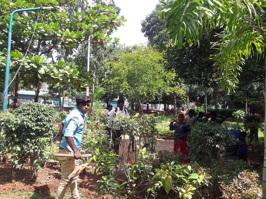 ಉದ್ಯಾನ ಸ್ವಚ್ಛಗೊಳಿಸುತ್ತಿರುವ ಕೆಲಸಗಾರರು(ಮೊದಲ ಚಿತ್ರ), ಕಸದ ಬುಟ್ಟಿ, ಹೊಸ ಟ್ರಾನ್ಸ್ಫಾರ್ಮರ್ ಅಳವಡಿಕೆ