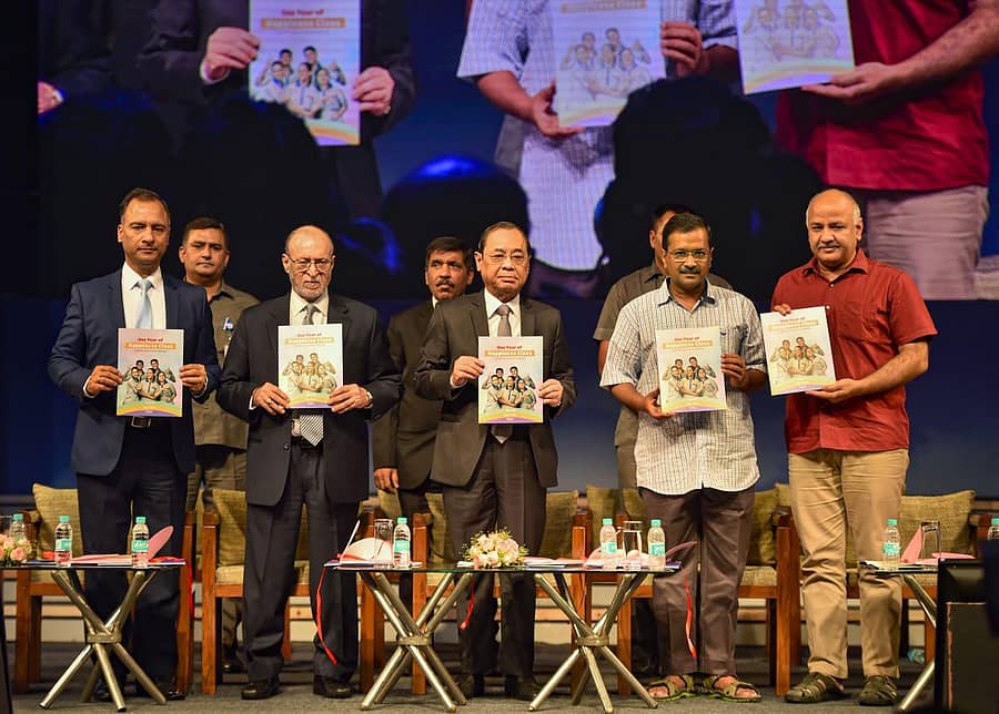 ದೆಹಲಿಯಲ್ಲಿ ಬುಧವಾರ ನಡೆದ ‘ಸಂತಸದ ಶಿಕ್ಷಣ ಸಮಾವೇಶ’ದಲ್ಲಿ ಸುಪ್ರೀಂಕೋರ್ಟ್ ಮುಖ್ಯನ್ಯಾಯಮೂರ್ತಿ ರಂಜನ್ ಗೊಗೊಯಿ, ದೆಹಲಿಯ ಲೆಫ್ಟಿನೆಂಟ್ ಗವರ್ನರ್ ಅನಿಲ್ ಬೈಜಲ್, ಮುಖ್ಯಮಂತ್ರಿ ಅರವಿಂದ ಕೇಜ್ರಿವಾಲ್, ಉಪಮುಖ್ಯಮಂತ್ರಿ ಮನೀಷ್ ಸಿಸೋಡಿಯಾ ಅವರು ಕಿರುಪುಸ್ತಕವನ್ನು ಬಿಡುಗಡೆ ಮಾಡಿದರು –ಪಿಟಿಐ ಚಿತ್ರ