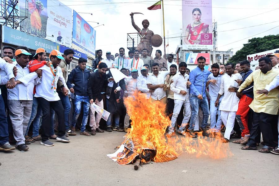 ಟಿಪ್ಪು ಜಯಂತಿ ರದ್ದುಗೊಳಿಸಿರುವ ರಾಜ್ಯ ಸರ್ಕಾರದ ಕ್ರಮವನ್ನು ಖಂಡಿಸಿ ಕಾಂಗ್ರೆಸ್‌ ಕಾರ್ಯಕರ್ತರು ಮುಖ್ಯಮಂತ್ರಿ ಬಿ.ಎಸ್‌.ಯಡಿಯೂರಪ್ಪ ಅವರ ಪ್ರತಿಕೃತಿ ದಹಿಸಿ ಆಕ್ರೋಶ ವ್ಯಕ್ತಪಡಿಸಿದರು –ಪ್ರಜಾವಾಣಿ ಚಿತ್ರ