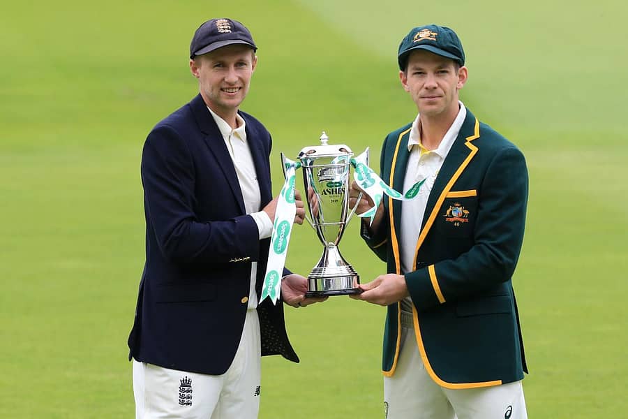 ಆ್ಯಶಸ್ ಟ್ರೋಫಿಯನ್ನು ಅನಾವರಣಗೊಳಿಸಿದ ಇಂಗ್ಲೆಂಡ್ ತಂಡದ ನಾಯಕ ಜೋ ರೂಟ್ ಮತ್ತು ಆಸ್ಟ್ರೇಲಿಯಾ ತಂಡದ ನಾಯಕ ಟಿಮ್ ಪೇನ್ –ಎಎಫ್‌ಪಿ ಚಿತ್ರ