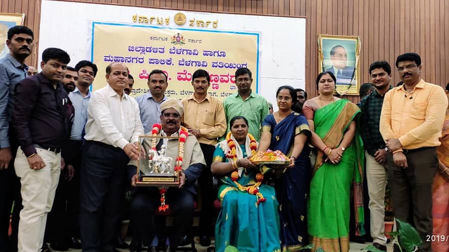 ಬೆಳಗಾವಿಯಲ್ಲಿ ಬುಧವಾರ ಸೇವಾ ನಿವೃತ್ತಿ ಹೊಂದಿದ ಪ್ರಾದೇಶಿಕ ಆಯುಕ್ತ ಪಿ.ಎ. ಮೇಘಣ್ಣವರ ದಂಪತಿಯನ್ನು ಜಿಲ್ಲಾಧಿಕಾರಿ ಡಾ.ಎಸ್.ಬಿ. ಬೊಮ್ಮನಹಳ್ಳಿ ಹಾಗೂ ಅಧಿಕಾರಿಗಳು ಸನ್ಮಾನಸಿ ಬೀಳ್ಕೊಡುಗೆ ನೀಡಿದರು