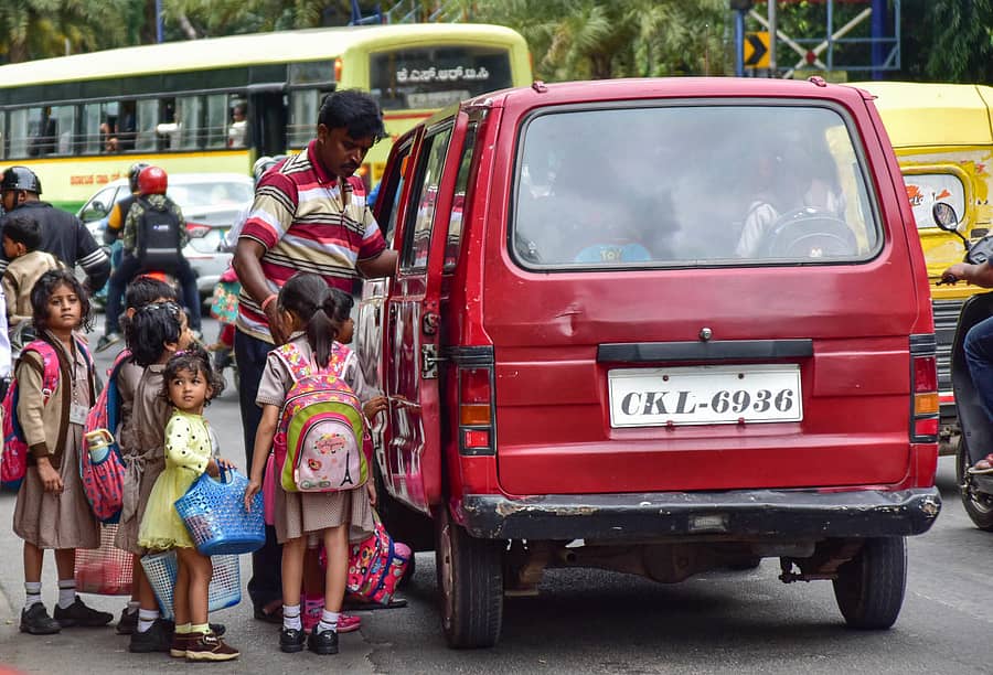 ಖಾಸಗಿ ವಾಹನದಲ್ಲಿ ಶಾಲಾ ಮಕ್ಕಳನ್ನು ಕರೆದೊಯ್ಯುತ್ತಿದ್ದ ದೃಶ್ಯ ಸೋಫಿಯಾ ಶಾಲೆಯ ಬಳಿ ಮಂಗಳವಾರ ಕಂಡು ಬಂತು –ಪ್ರಜಾವಾಣಿ ಚಿತ್ರ /ಇರ್ಷಾದ್ ಮಹಮ್ಮದ್ - PHOTO / IRSHAD MAHAMMAD