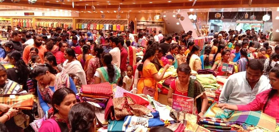 ಸೌತ್ ಇಂಡಿಯಾ ಶಾಪಿಂಗ್ ಮಾಲ್ನಲ್ಲಿ ಗ್ರಾಹಕರಿಂದ ಬಟ್ಟೆ ಖರೀದಿ