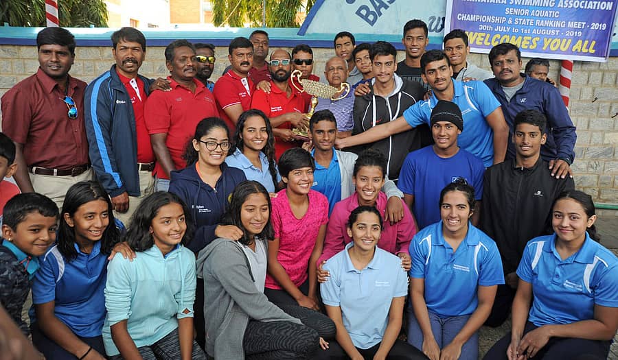 ಚಾಂಪಿಯನ್ ಪಟ್ಟ ಗಳಿಸಿದ ಬಸವನಗುಡಿ ಈಜುಕೇಂದ್ರದ ಈಜುಪಟುಗಳು ಮತ್ತು ಸಿಬ್ಬಂದಿ –ಪ್ರಜಾವಾಣಿ ಚಿತ್ರ/ಪುಷ್ಕರ್ ವಿ