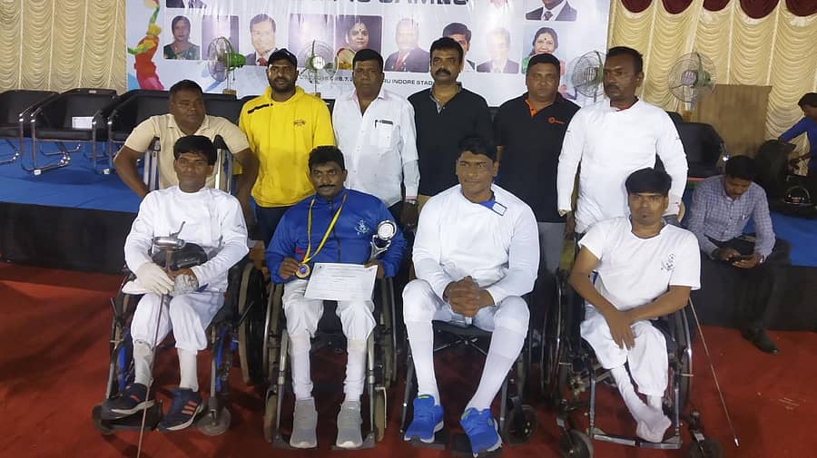 ಕರ್ನಾಟಕ ವ್ಹೀಲ್ಚೇರ್ ಫೆನ್ಸಿಂಗ್ ತಂಡ ಕುಳಿತವರು (ಎಡದಿಂದ): ಪ್ರಶಾಂತ್ ಕುಮಾರ್, ತ್ಯಾಗರಾಜನ್, ರಾಘವೇಂದ್ರ, ಪೃಥ್ವಿರಾಜ್, (ನಿಂತಿರುವವರು) ತಿಪ್ಪಣ್ಣ, ಮ್ಯಾನೇಜರ್ಗಳಾದ ಮಣಿಶಂಕರ್, ಬಲರಾಂ, ಮುರಳಿ, ಗಿರೀಶ್, ವೆಂಕಟೇಶನ್