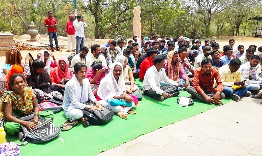 ಫೆಲೋಶಿಪ್ ನೀಡುವಂತೆ ಒತ್ತಾಯಿಸಿ ಹಂಪಿ ಕನ್ನಡ ವಿಶ್ವವಿದ್ಯಾಲಯದ ಸಂಶೋಧನಾ ವಿದ್ಯಾರ್ಥಿಗಳು ಮೂರು ದಿನಗಳಿಂದ ನಡೆಸುತ್ತಿದ್ದ ಅನಿರ್ದಿಷ್ಟಾವಧಿ ಧರಣಿ ಗುರುವಾರ ಕೊನೆಗೊಂಡಿತು