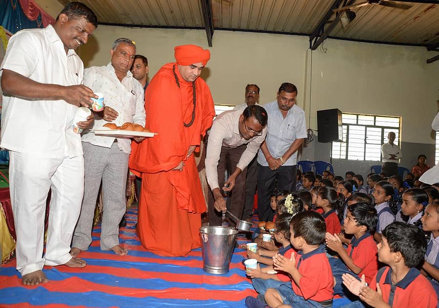 ದಾವಣಗೆರೆ ಕೊಂಡಜ್ಜಿ ರಸ್ತೆಯ ಬಿ.ಜೆ.ಎಂ. ಸ್ಕೂಲ್‌ನಲ್ಲಿ ಗುರುವಾರ ನಡೆದ 22ನೇ ವರ್ಷದ ‘ಕಲ್ಲ ನಾಗರಕ್ಕೆ ಹಾಕುವ ಹಾಲು ಮಕ್ಕಳ ಪಾಲು’ ಸಪ್ತಾಹದಲ್ಲಿ ಜಿಲ್ಲಾ ಪೊಲೀಸ್ ವರಿಷ್ಠಾಧಿಕಾರಿ ಚೇತನ್ ಹಾಗೂ ಬಸವ ಜಯಮೃತ್ಯುಂಜಯ ಸ್ವಾಮೀಜಿ ಶಾಲಾ ಮಕ್ಕಳಿಗೆ ಹಾಲು ಮತ್ತು ಬನ್‌ ವಿತರಿಸಿದರು