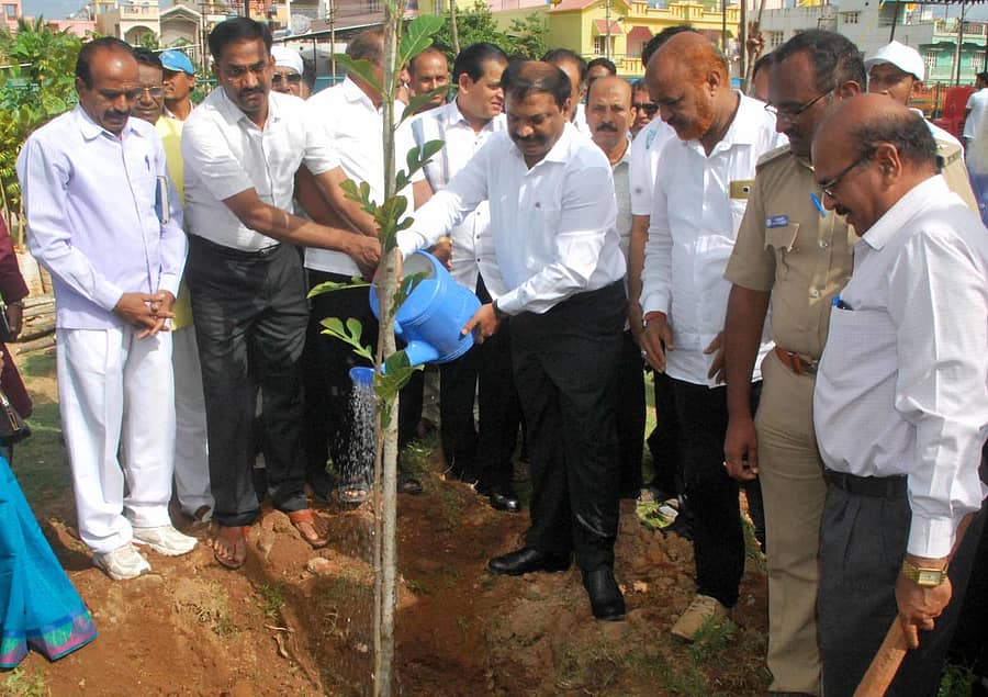 ಹಾಸನದ ಹುಣಸಿನಕೆರೆ ಸ್ವಚ್ಛತಾ ಕಾರ್ಯಕ್ಕೆ ಜಿಲ್ಲಾಧಿಕಾರಿ ಅಕ್ರಂ ಪಾಷ ಅವರು ಸಸಿ ನೆಡುವ ಮೂಲಕ ಚಾಲನೆ ನೀಡಿದರು.