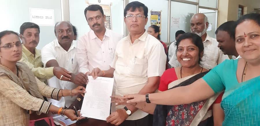 ಕೋಲಾರದಲ್ಲಿ ಗುರುವಾರ ನಡೆದ ಪ್ರಾಥಮಿಕ ಶಾಲಾ ಶಿಕ್ಷಕರ ವರ್ಗಾವಣೆ ಕೌನ್ಸೆಲಿಂಗ್ನಲ್ಲಿ ಸ್ಥಳ ಆಯ್ಕೆ ಮಾಡಿಕೊಂಡ ಶಿಕ್ಷಕರಿಗೆ ನೋಡಲ್ ಅಧಿಕಾರಿ ಸಿ.ಆರ್.ಅಶೋಕ್ ಸ್ಥಳದಲ್ಲೇ ಆದೇಶಪತ್ರ ವಿತರಿಸಿದರು.