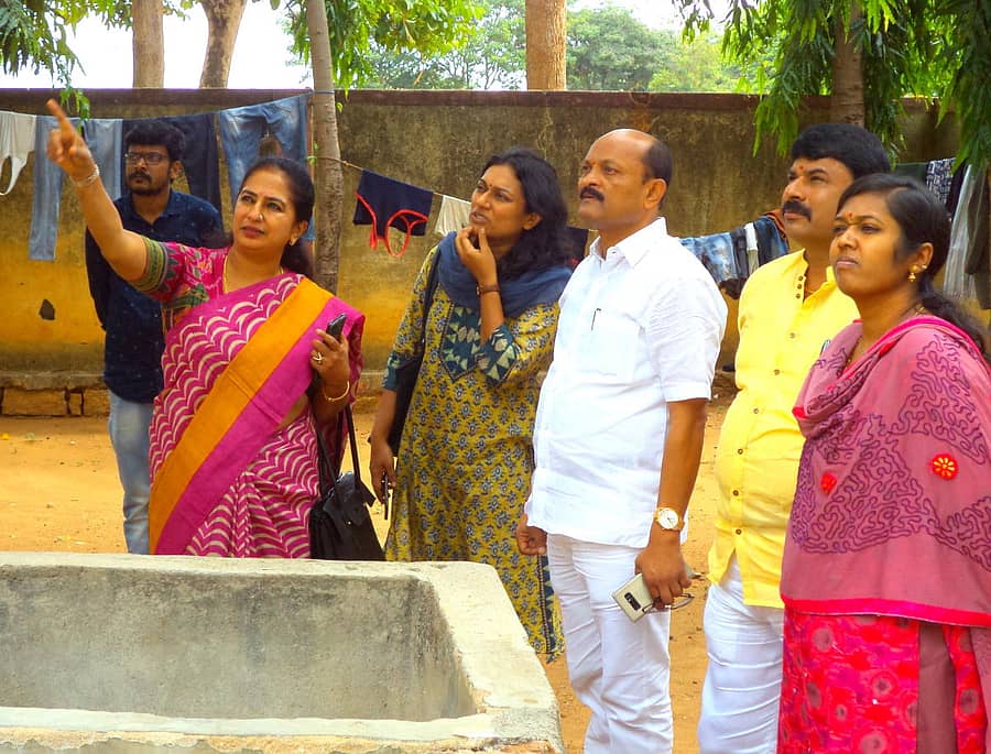 ವಿದ್ಯಾರ್ಥಿ ನಿಲಯ ಪರಿಶೀಲನೆ ನಡೆಸಿದ ಚೊಕ್ಕನಹಳ್ಳಿ ವೆಂಕಟೇಶ್, ರವಿಕುಮಾರ್ ಮತ್ತು ಸುಷ್ಮಾ ಮುನಿರಾಜು