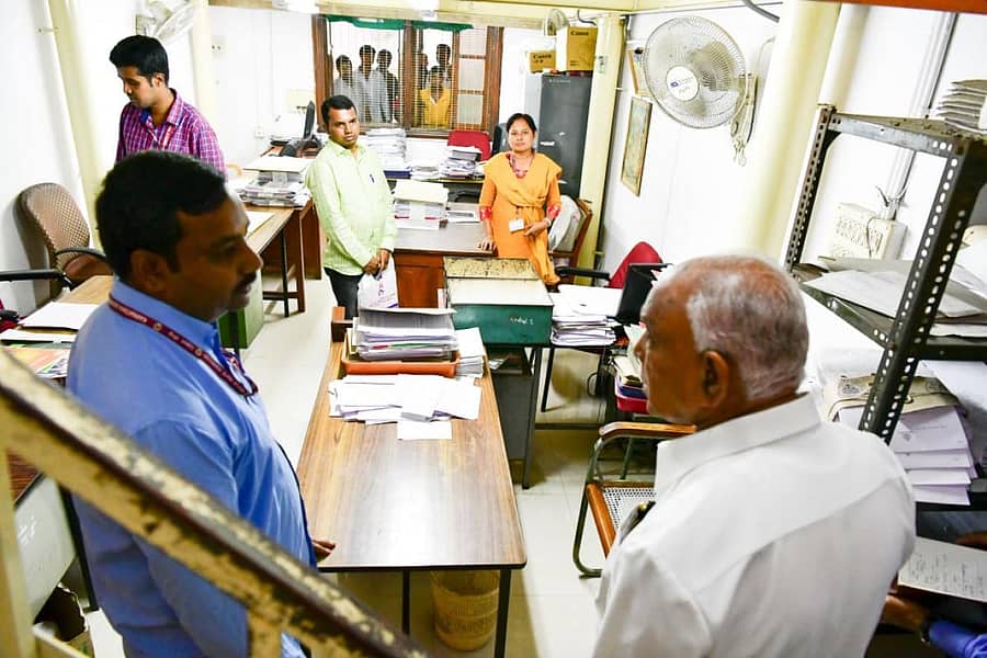 ವಿಧಾನಸೌಧದ ಕಚೇರಿಯೊಂದಕ್ಕೆ ಭೇಟಿ ನೀಡಿ ಸಿಬ್ಬಂದಿಯನ್ನು ತರಾಟೆಗೆ ತೆಗೆದುಕೊಂಡ ಮುಖ್ಯಮಂತ್ರಿ ಬಿ.ಎಸ್.ಯಡಿಯೂರಪ್ಪ.