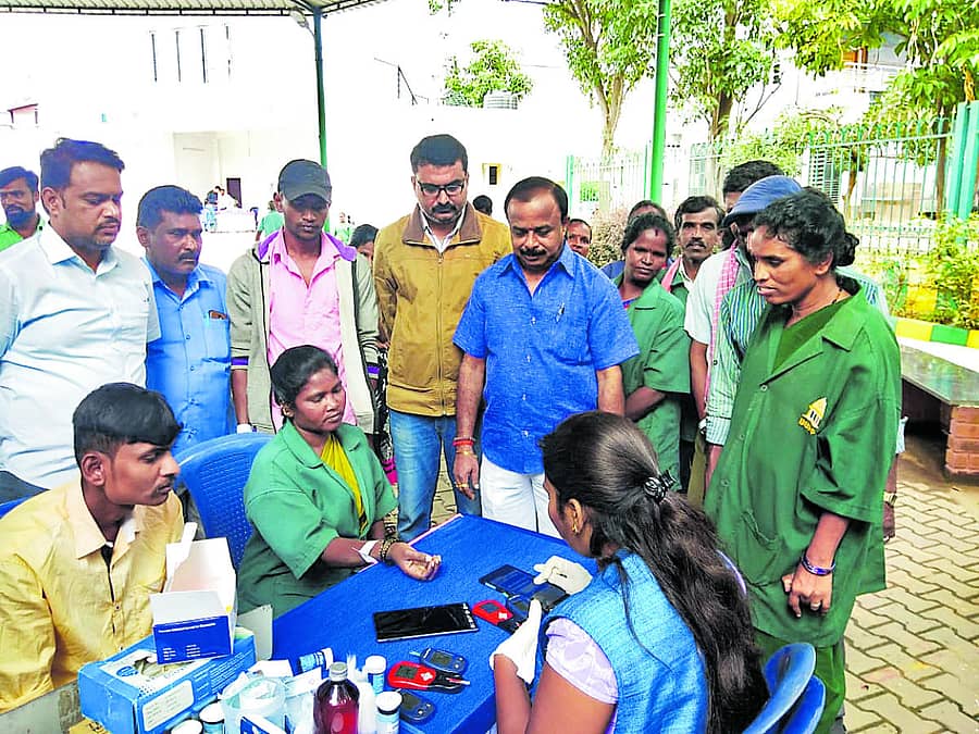 ಪೌರ ಕಾರ್ಮಿಕರ ಆರೋಗ್ಯ ತಪಾಸಣೆ ನಡೆಸಿದ ಆಸ್ಪತ್ರೆ ಸಿಬ್ಬಂದಿ