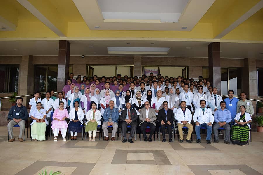 ಬೆಳಗಾವಿಯ ಕೆಎಲ್‌ಇ ಶತಮಾನೋತ್ಸವ ಚಾರಿಟಬಲ್ ಆಸ್ಪತ್ರೆಯ ಚಿಕ್ಕ ಮಕ್ಕಳ ವಿಭಾಗದಿಂದ ಈಚೆಗೆ ನಡೆದ ‘ಒಆರ್‌ಎಸ್ ದಿನ’ ಕಾರ್ಯಕ್ರಮದಲ್ಲಿ ಭಾಗವಹಿಸಿದ್ದ ವಿದ್ಯಾರ್ಥಿಗಳು ಅತಿಥಿಗಳೊಂದಿಗೆ ಫೋಟೊ ತೆಗೆಸಿಕೊಂಡರು