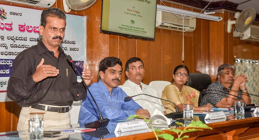 ಕಾರ್ಯಾಗಾರದಲ್ಲಿ ಕರ್ನಾಟಕ ರಾಜ್ಯ ವಿಜ್ಞಾನ ಮತ್ತು ತಂತ್ರಜ್ಞಾನ ಮಂಡಳಿಯ ಮುಖ್ಯ ವೈಜ್ಞಾನಿಕ ಅಧಿಕಾರಿ ಡಾ.ಯು.ಟಿ.ವಿಜಯ ಮಾತನಾಡಿದರು. ಗುರುರಾಜ ರಾವ್, ಡಾ.ರಾಮಣ್ಣ, ಕಿಶೋರ್, ಪ್ರವೀಣಪ್ರಿಯಾ ಡೇವಿಡ್ ಇತರರು ಇದ್ದರು