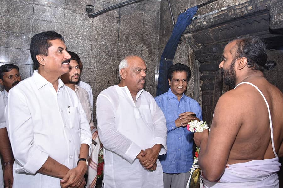 ಚಿಕ್ಕಬಳ್ಳಾಪುರ ತಾಲ್ಲೂಕಿನ ರಂಗಸ್ಥಳದ ರಂಗನಾಥಸ್ವಾಮಿ ದೇವಾಲಯದಲ್ಲಿ ಹಿಂದಿನ ವಿಧಾನಸಭಾಧ್ಯಕ್ಷ ಕೆ.ಆರ್.ರಮೇಶ್ ಕುಮಾರ್ ಶುಕ್ರವಾರ ದರ್ಶನ ಪಡೆದರು.