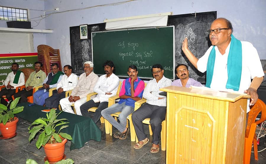 ಹೊಸಪೇಟೆಯಲ್ಲಿ ಶುಕ್ರವಾರ ಹಮ್ಮಿಕೊಂಡಿದ್ದ ‘ಮತ್ತೆ ಕಲ್ಯಾಣ’ ಕಾರ್ಯಕ್ರಮದಲ್ಲಿ ರೈತ ಮುಖಂಡ ಜೆ.ಎಂ. ವೀರಸಂಗಯ್ಯ ಮಾತನಾಡಿದರು–ಪ್ರಜಾವಾಣಿ ಚಿತ್ರ