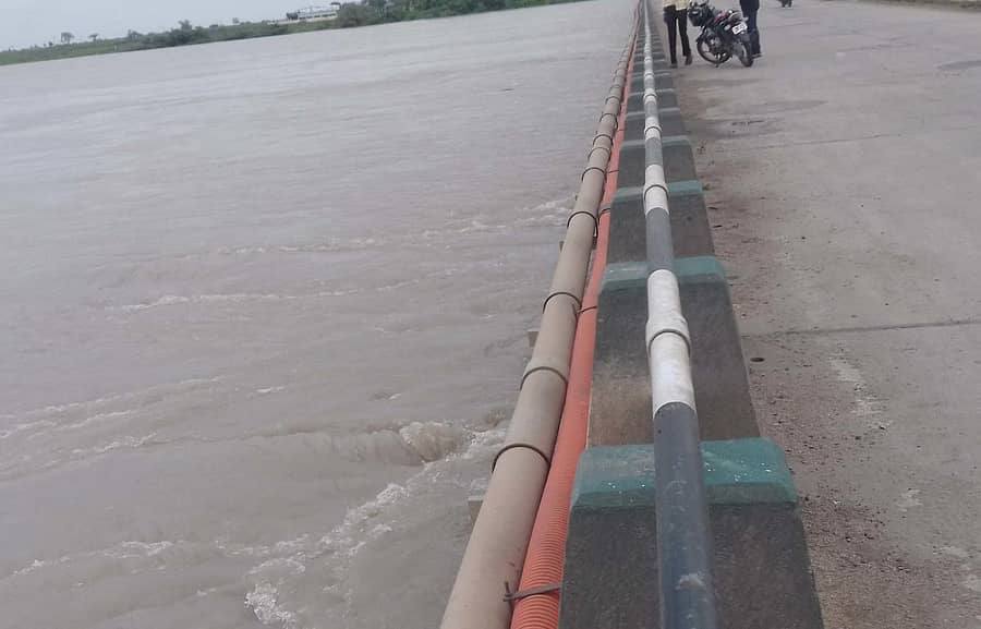 ಶಹಾಪುರ ತಾಲ್ಲೂಕಿನ ಕೊಳ್ಳೂರ(ಎಂ) ತಾಲ್ಲೂಕಿನ ಕೃಷ್ಣಾ ನದಿಗೆ ಅಡ್ಡಲಾಗಿ ನಿರ್ಮಿಸಿರುವ ಸೇತುವೆಗೆ ಹೊಂದಿಕೊಂಡು ನೀರು ಹರಿಯುತ್ತದೆ