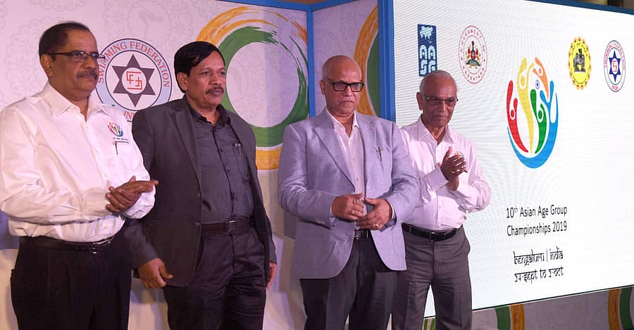 ಏಷ್ಯನ್ ವಯೋವರ್ಗ ಈಜು ಚಾಂಪಿಯನ್ಷಿಪ್ನ ಲೋಗೊ ಬಿಡುಗಡೆ ಮತ್ತು ವೆಬ್ಸೈಟ್ಗೆ ಚಾಲನೆ ಕಾರ್ಯಕ್ರಮದಲ್ಲಿ ಕರ್ನಾಟಕ ಈಜು ಸಂಸ್ಥೆಯ ಅಧ್ಯಕ್ಷ ಗೋಪಾಲ್ ಬಿ. ಹೊಸೂರು, ಯುವ ಸಬಲೀಕರಣ ಮತ್ತು ಕ್ರೀಡಾ ಇಲಾಖೆ ಆಯುಕ್ತ ಪೆದ್ದಪ್ಪಯ್ಯ, ಭಾರತ ಈಜು ಫೆಡರೇಷನ್ ಆಜೀವ ಅಧ್ಯಕ್ಷ ದಿಗಂಬರ ಕಾಮತ್ ಮತ್ತು ಭಾರತ ಒಲಿಂಪಿಕ್ ಅಸೋಸಿಯೇಷನ್ ಉಪಾಧ್ಯಕ್ಷ ವಿರೇಂದ್ರ ನಾನಾವತಿ ಪಾಲ್ಗೊಂಡಿದ್ದರು. – ಪ್ರಜಾವಾಣಿ ಚಿತ್ರ.