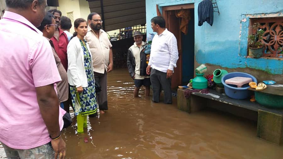 ಬೆಳಗಾವಿಯ ಕೊನವಾಳ ಗಲ್ಲಿಗೆ ಶಾಸಕ ಅನಿಲ ಬೆನಕೆ ಶುಕ್ರವಾರ ಭೇಟಿ ನೀಡಿದರು