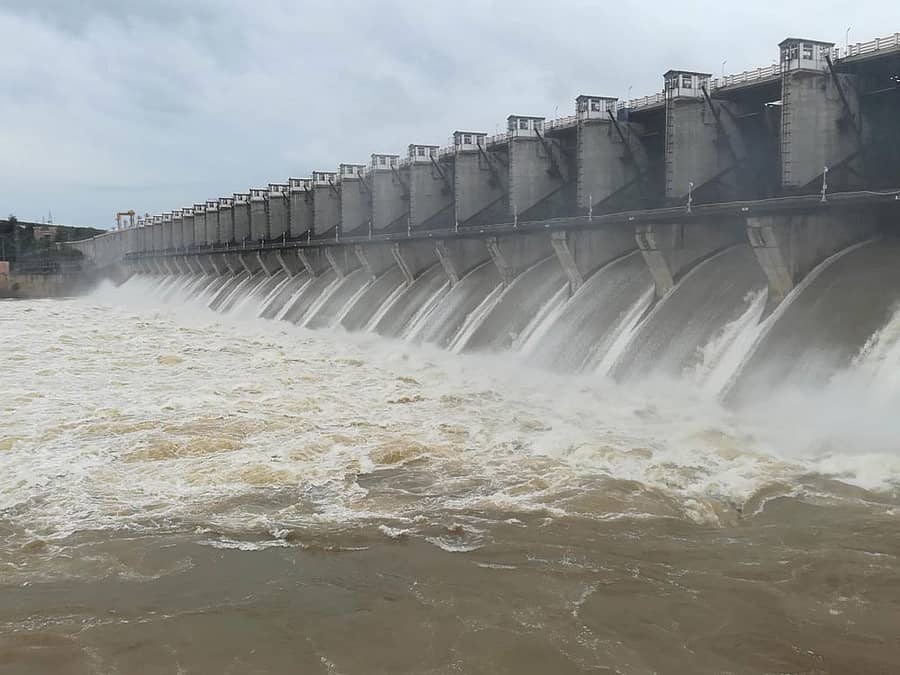 ಆಲಮಟ್ಟಿ ಜಲಾಶಯದಿಂದ ಶನಿವಾರ ಸಂಜೆ 2.58 ಲಕ್ಷ ಕ್ಯುಸೆಕ್‌ ನೀರನ್ನು 26 ಗೇಟ್‌ಗಳಿಂದ ನದಿ ತಳಪಾತ್ರಕ್ಕೆ ಹರಿಸುತ್ತಿದ್ದು, ಜಲಾಶಯದ ಗೇಟ್‌ಗಳಿಂದ ಭೋರ್ಗರೆಯುತ್ತಿರುವ ನೀರು ಕಂಡಿದ್ದು ಹೀಗೆ ಪ್ರಜಾವಾಣಿ ಚಿತ್ರ: ಚಂದ್ರಶೇಖರ ಕೋಳೇಕರ