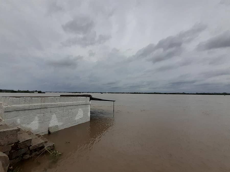 ಶಕ್ತಿನಗರದ ಸಮೀಪದ ಕಾಡ್ಲೂರು ಶ್ರೀ ಉಪೇಂದ್ರತೀರ್ಥ ಕರಾರ್ಚಿತ ಪ್ರಾಣದೇವರ ದೇವಸ್ಥಾನ ಜಲಾವೃತವಾಗಿದೆ