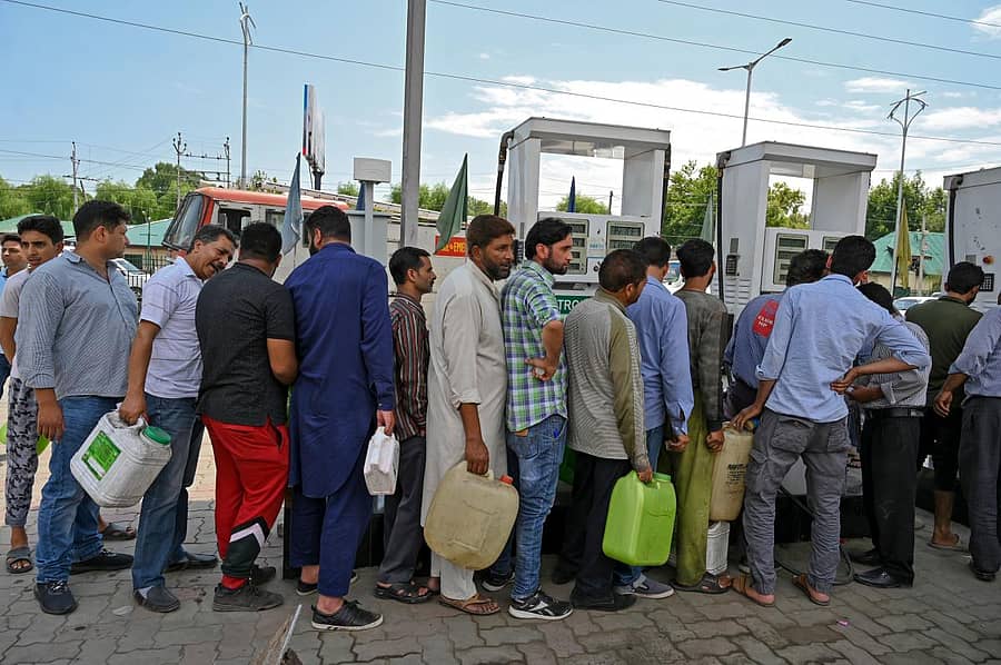 ಇಂಧನ ತುಂಬಿಸಿಕೊಳ್ಳಲು ಪೆಟ್ರೋಲ್‌ ಬಂಕ್‌ಗಳಲ್ಲಿ ಸಾಲುಗಟ್ಟಿ ನಿಂತಿದ್ದ ಜನರು –ಎಎಫ್‌ಪಿ ಚಿತ್ರ