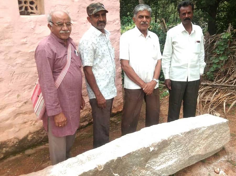 ಲಿಂಗಧೀರಗೊಲ್ಲಹಳ್ಳಿ ಬಳಿ ಕಲ್ಲುಕಂಬ ಕೆತ್ತನೆ ಶಾಸನ ಪತ್ತೆ ಹಚ್ಚಿರುವ ಇತಿಹಾಸ ಸಂಶೋಧಕರು